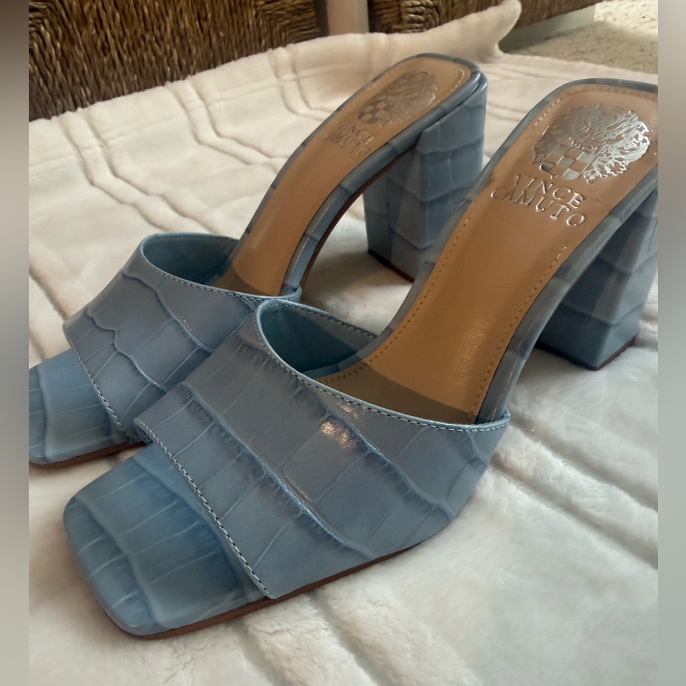 NWOT Vince camuto crocodile leather sky blue block heels sandals dressy open toe